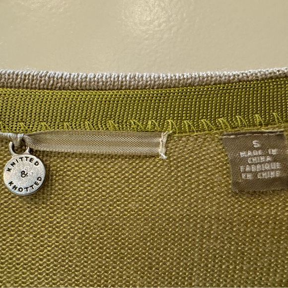 Beautiful cardigan with 1 button closure. Like new, great condition. - Picture 3 of 3